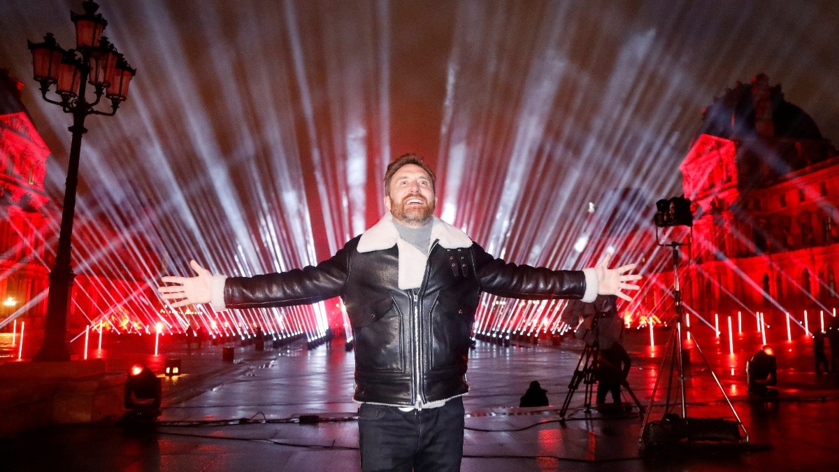 'Get the vaccine', French DJ Guetta tells fans reut.rs/3huVKGj