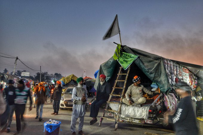 KisanEktaMarch's tweet image. Breezy &amp;amp; Unbearable Cold !

Farmers are compelled to spend nights (as they can’t sleep) at Delhi Borders in this bone chilling winter. Government is Arrogant, Judiciary is mum, Media (fourth pillar) is calling it picnic.

is Democracy so Cruel &amp;amp; Insensitive?

#FarmersProtest