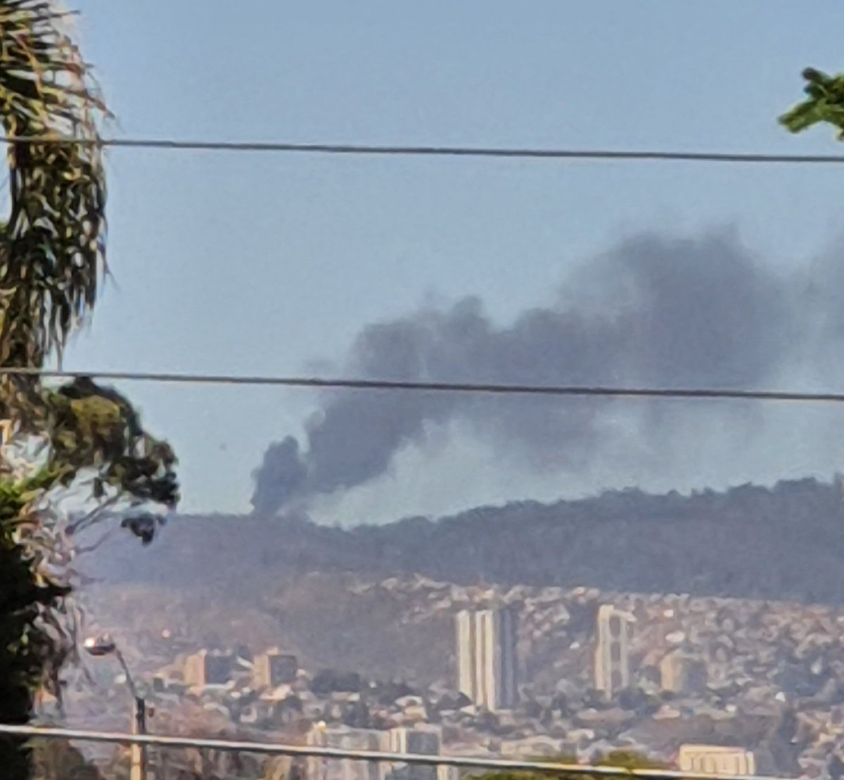 ConsorcioValpo's tweet photo. Incendio en Valparaíso, Fundo El Manzano. @CentralCBV y @conaf_minagri despacharon unidades en tiempo récord sus equipos de emergencia. Lo que ha permitido contener el avance hasta el momento,  pese a condiciones adversas.💪🚒 https://t.co/LNBiQRJjvx