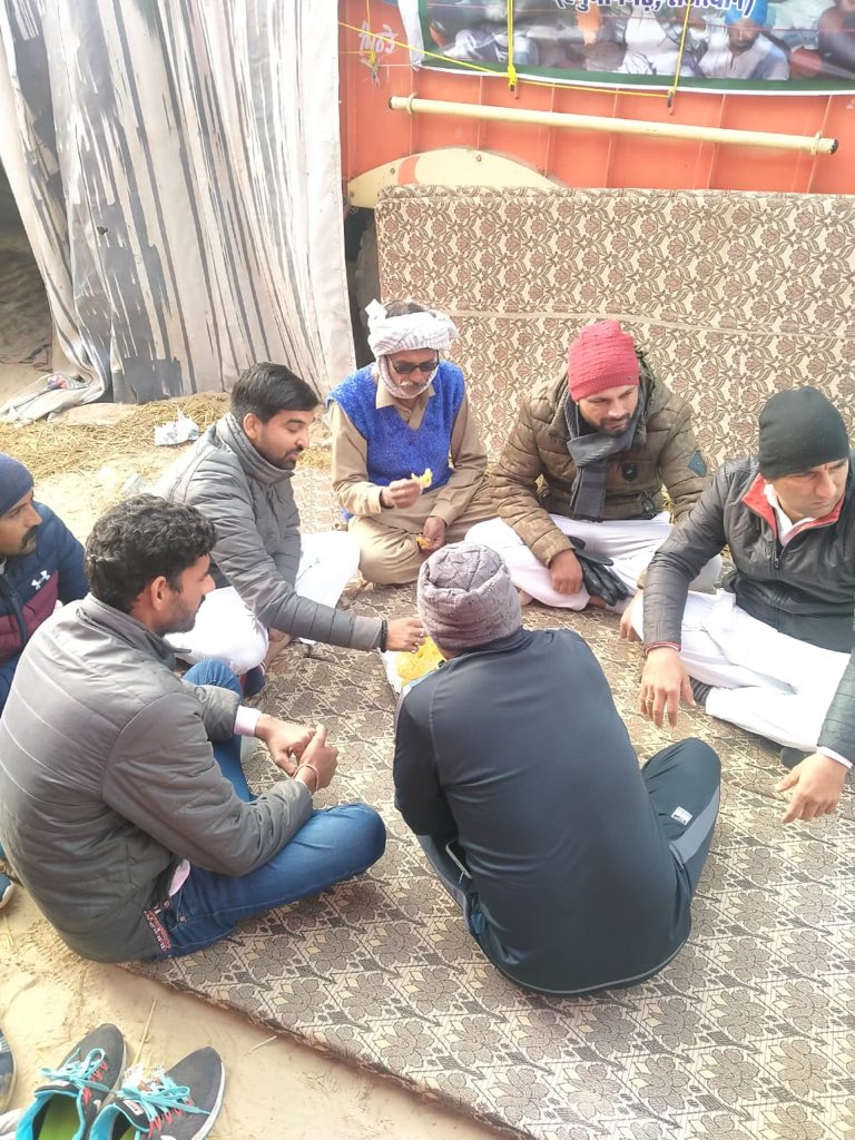 AbhimanyuP00NIA's tweet photo. इस आंदोलन को किसान वर्ग एक त्यौहार के रूप में केन्द्र सरकार से अपनी लड़ाई को मज़बूती से लड़ रहा है संगरिया के किसान साथी श्री रायसाहब चाहर जी ने अपनी बेटी का जन्मदिवस भी किसानो के बीच मनाकार जलेबी का लंगर चलाया 
@SachinPilot @ajaymaken @RahulGandhi @pantlp https://t.co/JUucztnEbM