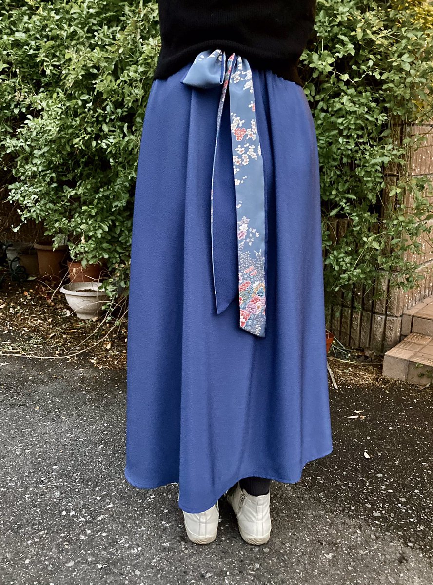 和寂 3日まで巻きスカートの抽選販売の受付をしています 今回の青のスカートの生地は最初に販売して反響の良かった同じ 色の生地を使って居ます 見る場所によって感じの変わる色に見えます