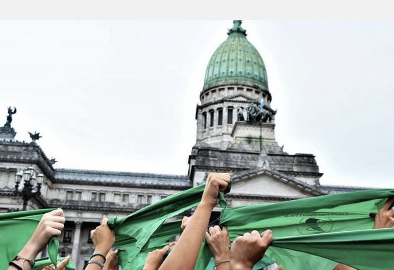 MercedesAzar's tweet photo. Lo consiguieron. Ellas. Las mujeres argentinas. Lo consiguieron por aquellas que no tienen otra alternativa. Un gran paso para evitar los abortos clandestinos #EsLey #seguro #2020 #argentina #gratuito #mareaverde 💚 https://t.co/f0EAPZCXnT