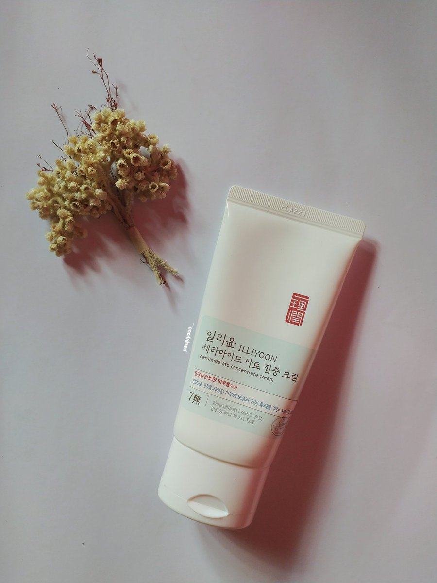 Iliiyoon Ceramide ato concentrat creamMoist keduaku, baru ku pake sekitar 2 bulan ini, moist illiyoon ini bentuknya cream yg padet gitu(?) ada bulir-bulir halus yg kalo diratain bakal melt dikulit, tapi moist ini termasuk yg susah di ratain dimuka karena teksturenya itu