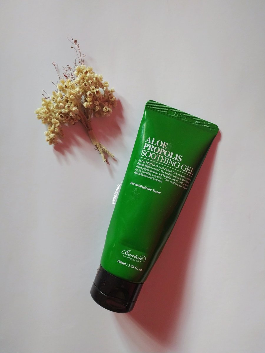 Benton Aloe PropolisMoist ini salah satu skincare yg bantu bgt bikin kulitku membaik, walopun mungkin benton ini bentuknya aloe sooting gel tapi aku pake jd moist karena udh bikin lembab dikulitku, dia bikin jerawatku lebih kalem dan merahnya berkurang, pas dipake juga adem