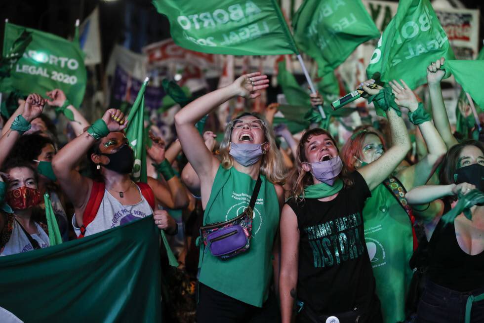 VXLENTINO's tweet photo. WE DID IT 💚 ARGENTINA LEGALIZED ABORTION we fought decades for our reproductive rights and it finally happened 💚💚💚 ES LEY 💚💚💚 https://t.co/zwSGDb6yo9