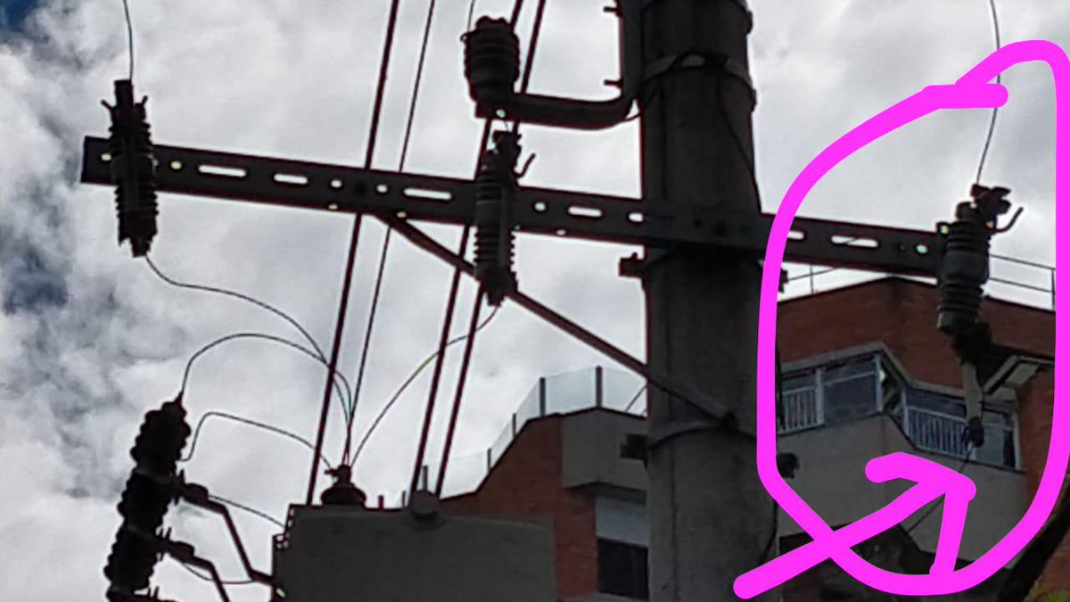 jeanzucker's tweet photo. @EnelClientesBR @EnelBrasil @proconspoficial @governosp A Enel não entende. Cadê a equipe q estaria aqui as 6h41 da manhã? Estamos há quase 18h sem energia. se o prejuízo começar a nos afetar financeiramente, iremos p uma discussão diferente. A Enel vai ter q bancar moral e materialmente tudo o q, por conta disso, viermos a perder. https://t.co/SQ3B93I24P