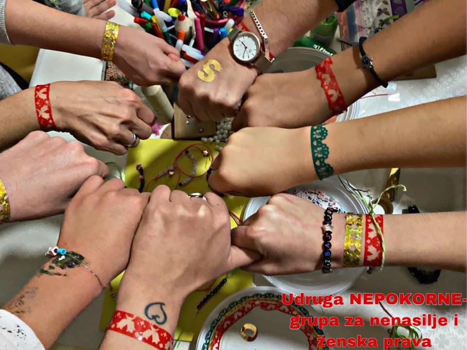 🧡❤ #zajedništvo #solidarnost #potres  Članice udruge NEPOKORNE-grupa za nenasilje i ženska prava, smo odlučile otkazati buvljak, te prikupljene stvari poslati ženama i djeci u potresom razrušenu Petrinju.