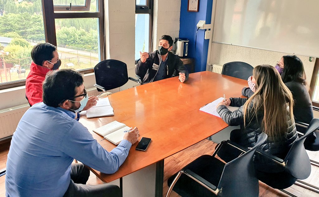 MiguelCalisto's tweet photo. En reunión con autoridades del @Minvuaysen @diegopatagon1 solicitando terrenos para 60 familias del comité Esperanza Patagona https://t.co/iAWKubZQFb