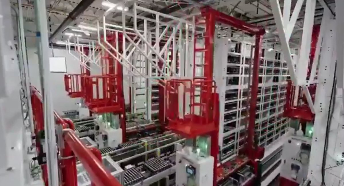 2/The first thing is that there appear to be no human workers/operators whatsoever in the main production process.To the left is an image of line workers handling finished cells in a traditional facility. To the right is the 100% automated conveyance system Tesla has.