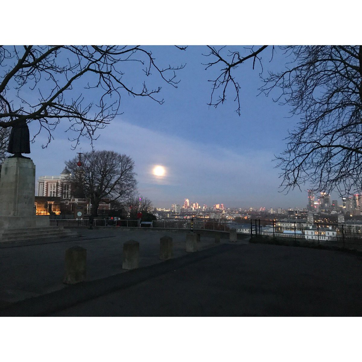 GGSparkes's tweet photo. #jogbeforework #greenwichpark #blackheath #bigmoon π
ππ« https://t.co/g87CaOuVsu