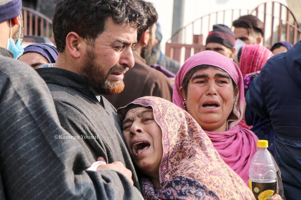 Lifewithrashid's tweet photo. If these pictures doesn't break your heart, I don't know what will.😭😭😭
#SrinagarFakeEncounter https://t.co/h7cthz1Sy5