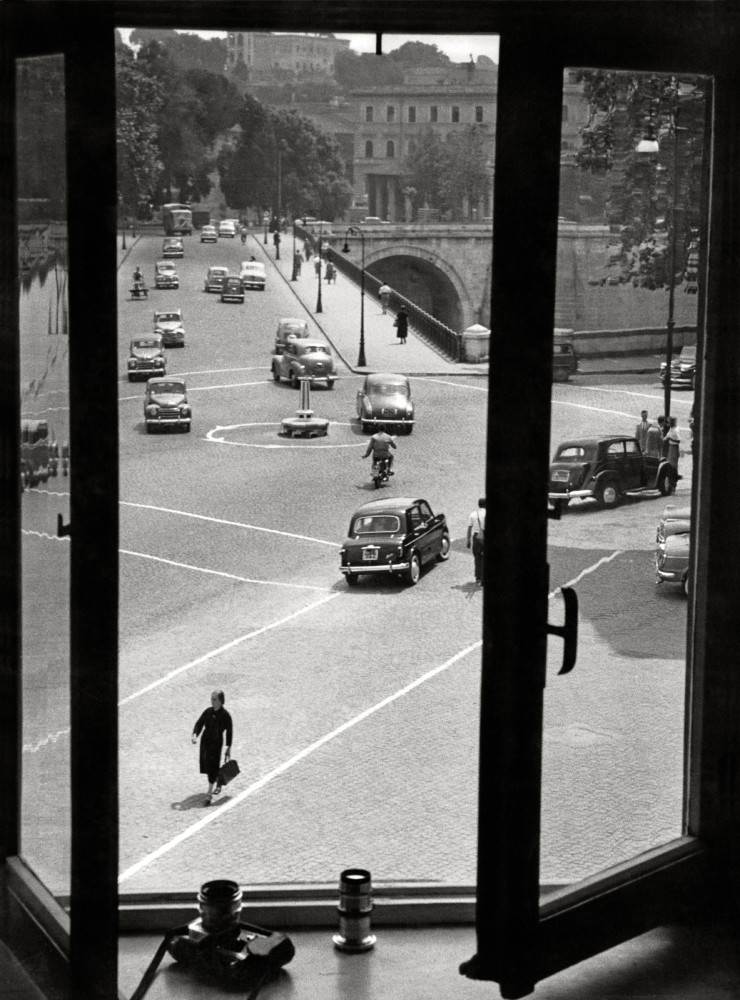 Il suo coinquilino, il fotografo Max Scheler, dovette partire per Trieste dove erano in corso i moti patriottici. Lasciò quindi a Herbert una Leica, un teleobiettivo, un rullino da 36 pose.E una finestra su via della Lungarina e ponte Cestio, a Trastevere.
