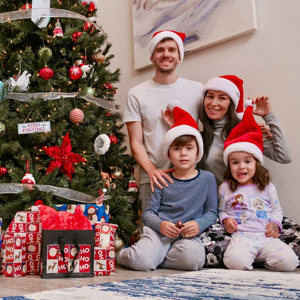 Acabou de sair lá no canal o vídeo de como foi nossa manhã de Natal abrindo os presentes do Papai Noel! ❤🎄 O que será que o velhinho deixou por aqui? #FamiliaBrancoala #Familia #Natal2020