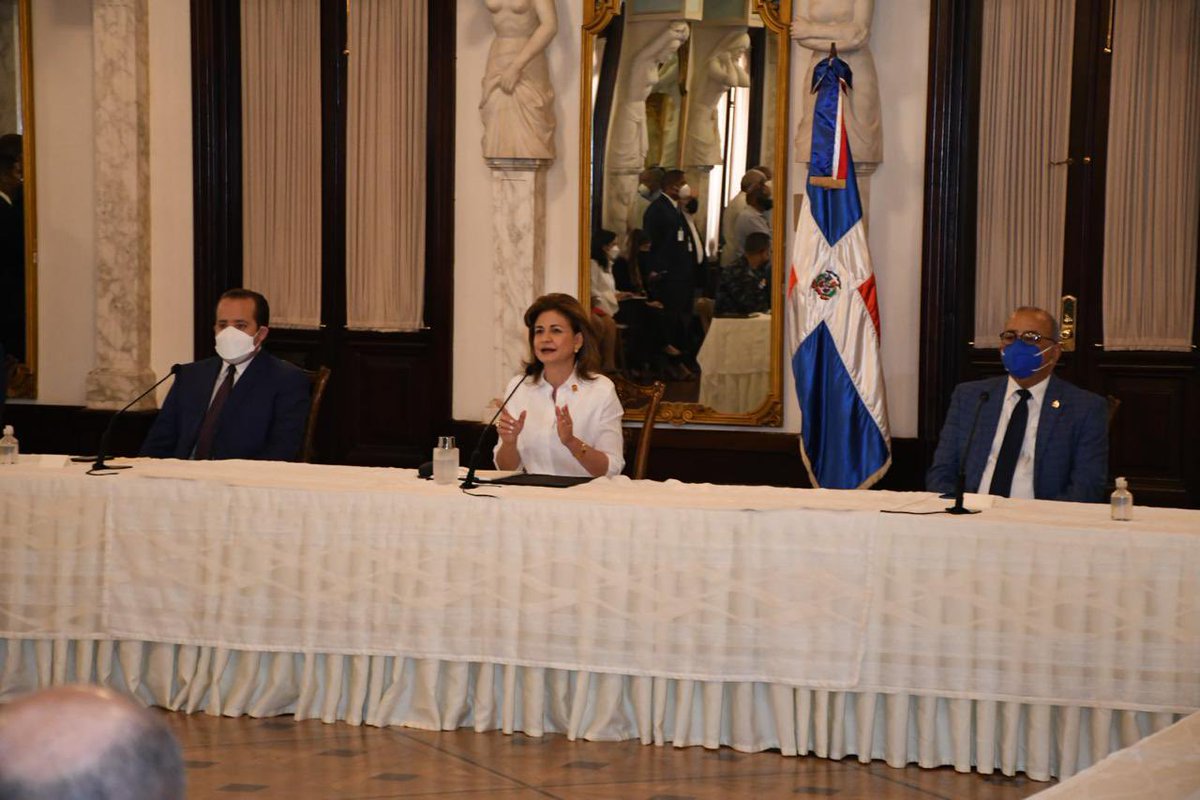 SaludPublicaRD's tweet photo. El #Decreto740 establece que del 1 al 10 de enero de 2021, estarán clausurados todos los espacios públicos abiertos al aire libre, tales como parques, malecones, gimnasios y los dedicados a prácticas deportivas, y también cesarán las actividades de las diferentes iglesias. https://t.co/QhyPKekWQ9