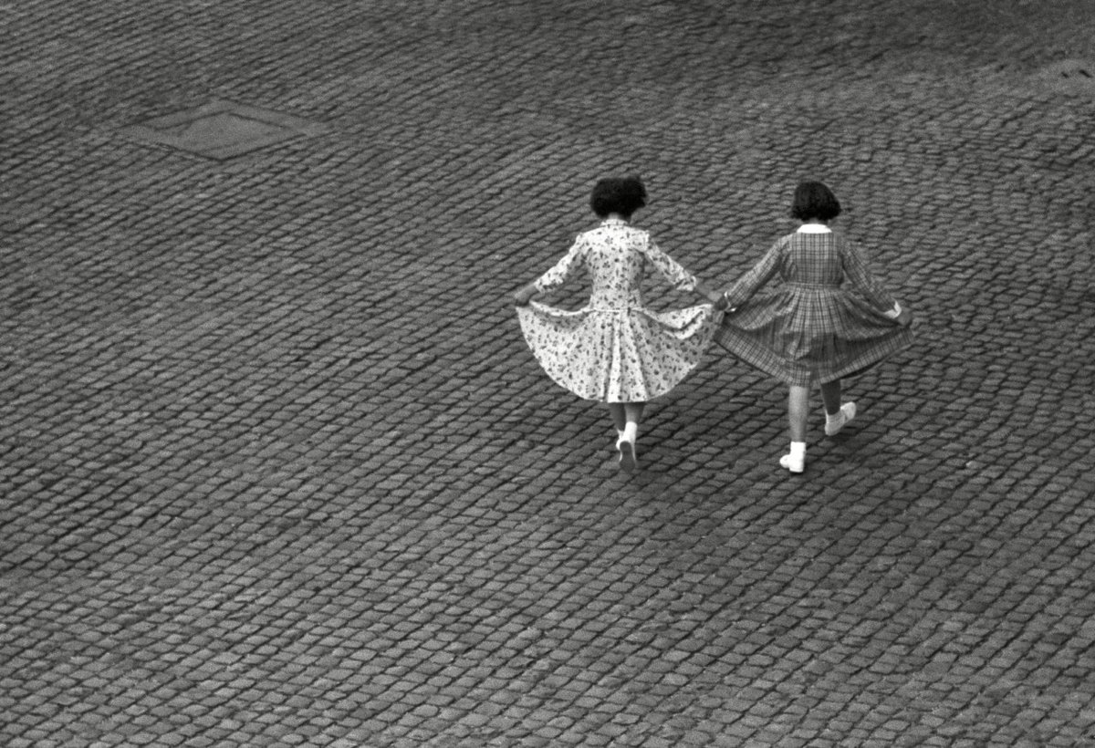 List si dedicò a fotografare quello che accadeva nella strada davanti alla sua finestra, annotando le descrizioni delle foto (come si faceva allora) che poi avrebbe sviluppato. E quindi i titoli.Dance of the Dresses, Trastevere 1953