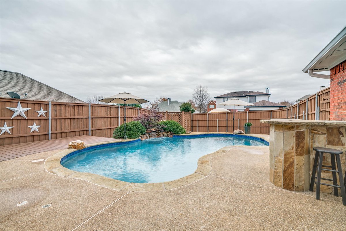 Just listed! Beautifully updated traditional home with a large yard, perfect for entertaining family + friends.

1218 Beverly Drive, Garland 75040 // $245,900

rogershealy.com/real-estate/12… #rhadfw #RogersHealy