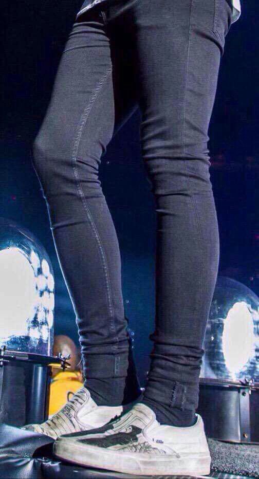 louis tomlinson’s legs; a very long thread