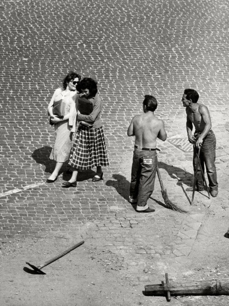 Herbert List. Covered by the best friend: flirting with road workers. Rome 1953