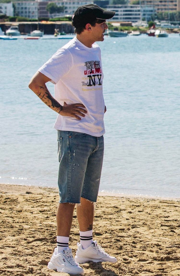 how’s he even breathing in these skinny jeans