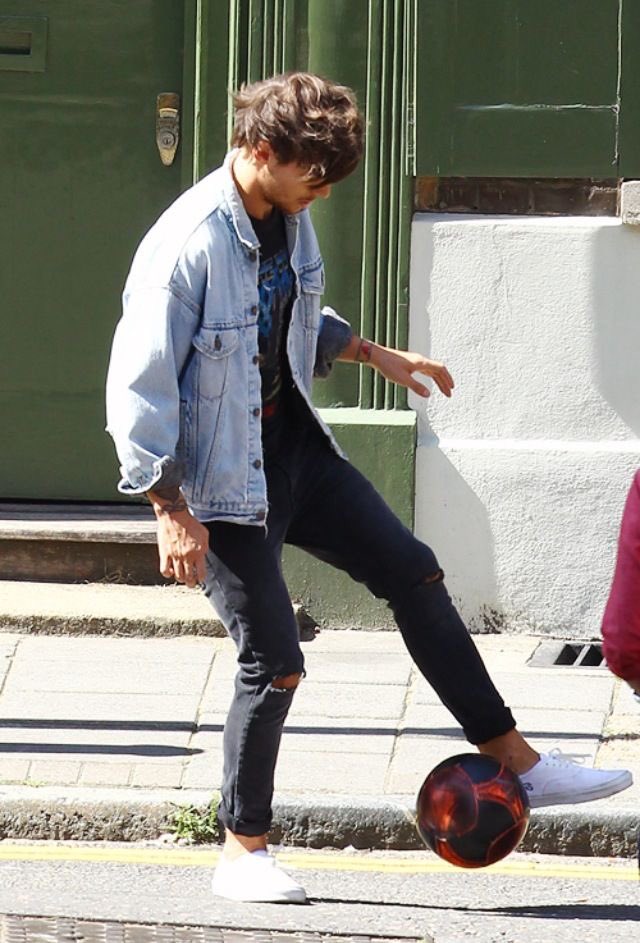 how’s he even breathing in these skinny jeans