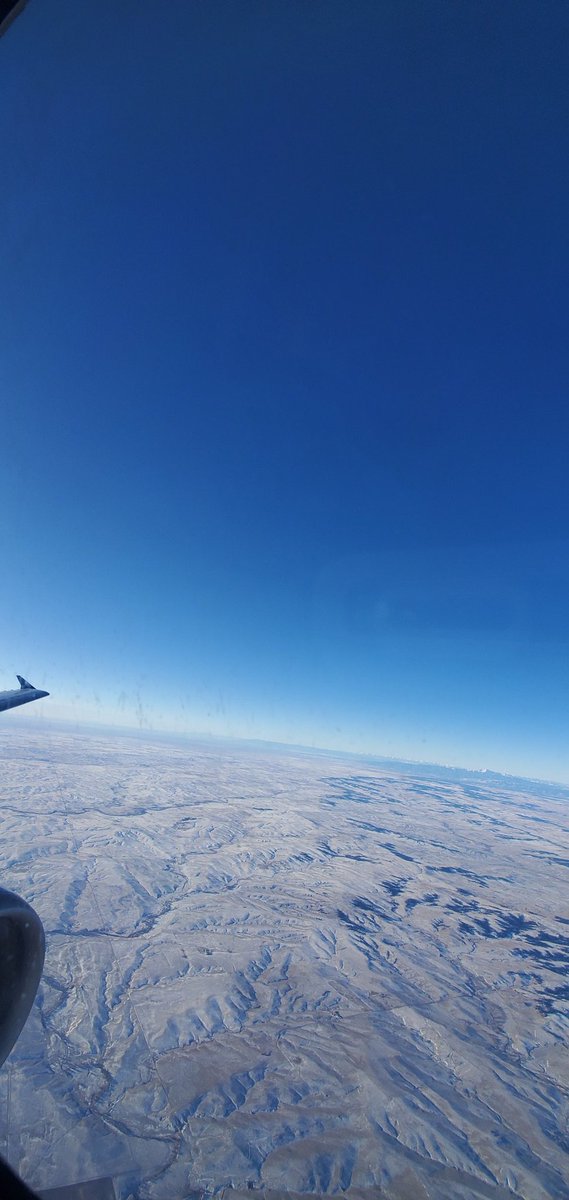 It's Wing Wednesday! 🥰🗻✈🧳 I choose this seat for a reason! Patiently waiting to rejoin my co-workers, even if it's temporary. @MitchellDonise @kimb1rd @weareunited #ItsTheViewForMe #MileHighCity #IWasHomeForChristmas #JustAirlineThings