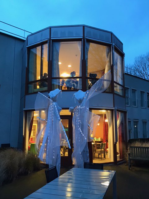 Voor de 3e keer dit jaar traden SamShine theater en Dagmar Chittka op voor de bewoners van het Parkhuis. Een prachtig optreden waarbij zij begeleid werden door vrijwilliger Wim van het Heck <a href="/WvH100/">Wim van Heck</a>, die deze mooie foto’s maakte! Met dank aan Fonds Podiumkunsten en #balkonscènes.