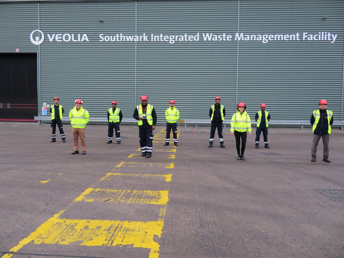 VeoliaUK's tweet image. 2020 has been the year for looking after each other and keeping safe. 
Ade, from our team in Southwark, has been awarded our Safety Star Player Award for looking out for his colleagues and finding solutions for safety hazards. 
Thank you for your hard work, Ade!