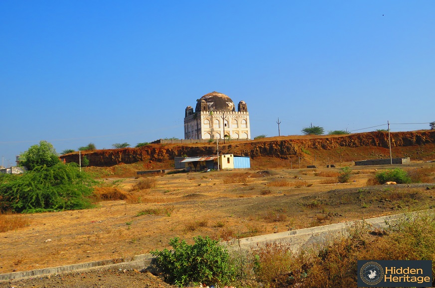 Back in  #Kalaburagi, the Chor Gumbad - sometimes referred to as the Shor Gumbad - is built on a high rock & visible from most spots in the town. Interestingly, not a tomb but built to commemorate victory of a Bahamani ruler over his brother.