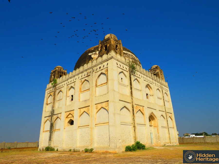 Back in  #Kalaburagi, the Chor Gumbad - sometimes referred to as the Shor Gumbad - is built on a high rock & visible from most spots in the town. Interestingly, not a tomb but built to commemorate victory of a Bahamani ruler over his brother.