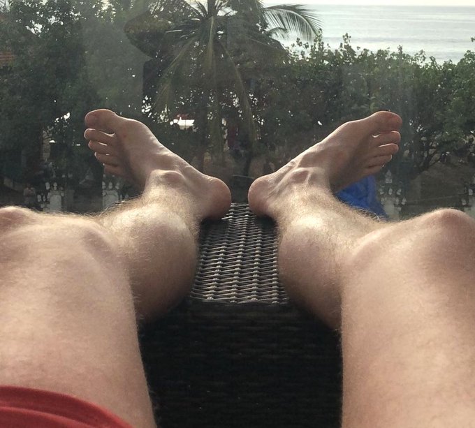 Normalise how sexy men&rsquo;s feet are 🦶🏼 https://t.co/IrfGj8L8HY