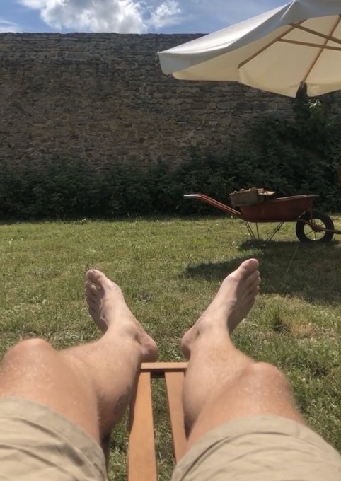 Normalise how sexy men&rsquo;s feet are 🦶🏼 https://t.co/IrfGj8L8HY