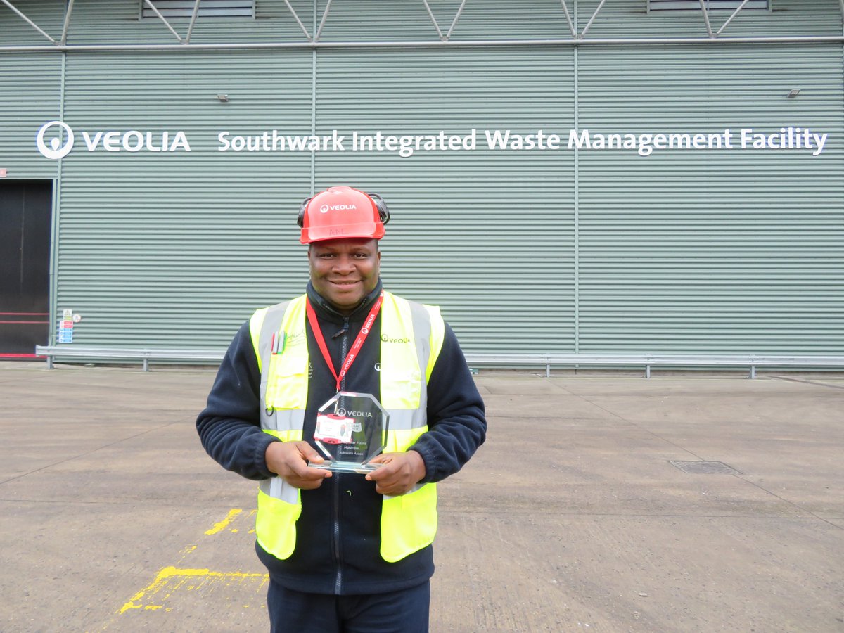 VeoliaUK's tweet image. 2020 has been the year for looking after each other and keeping safe. 
Ade, from our team in Southwark, has been awarded our Safety Star Player Award for looking out for his colleagues and finding solutions for safety hazards. 
Thank you for your hard work, Ade!