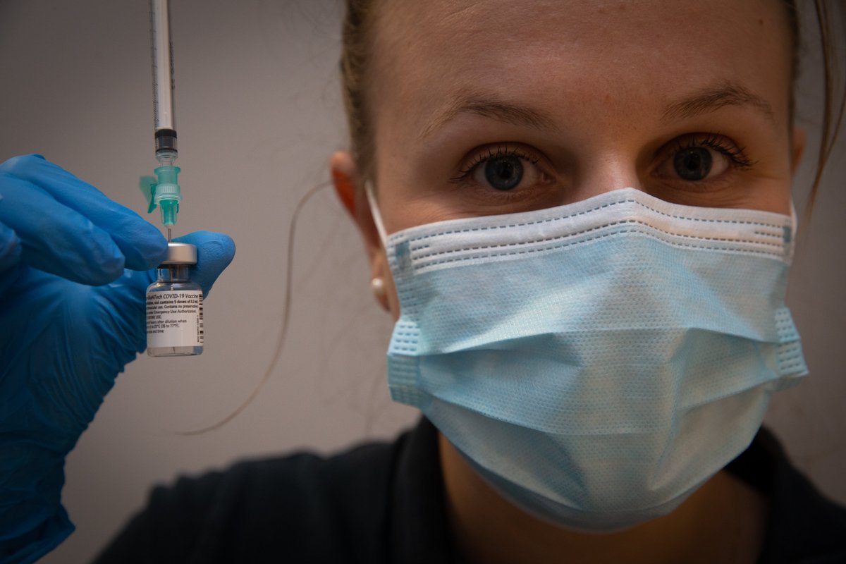 LA ENFERMERA ANDREA BLANCO REALIZÓ LA PRIMERA PCR EN MARZO Y AHORA HA PUESTO LA PRIMERA VACUNA CONTRA LA COVID