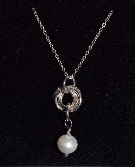 ArtisanJByViv's tweet image. Sterling Silver Pearl Necklace, Pearl Pendant, Chainmaille Jewellery, Pearl Jewellery, Pearl Anniversary Gift, Christmas Gift For Wife tuppu.net/e467402f #Etsy #BeadsofCreation #GiftsForDaughter
