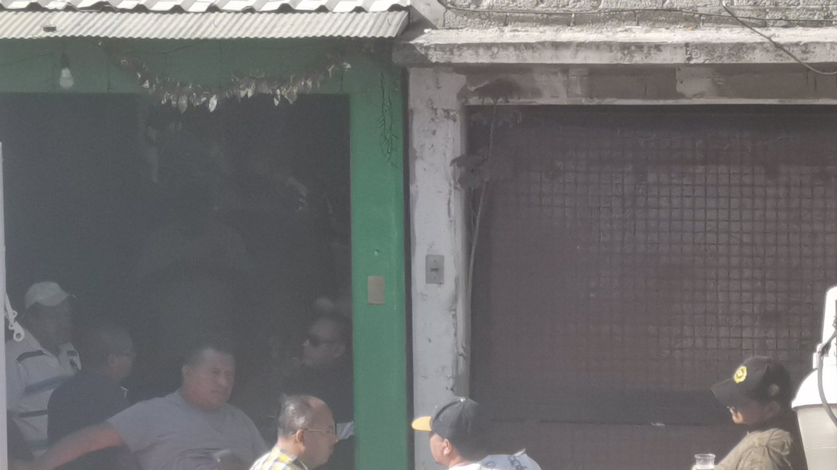 TeamRafaGarcia's tweet photo. @Alc_Iztapalapa Y así la calle Agustín Botello en la Delegación Iztapalapa, en la colonia Ejercito de Oriente, sin que nadie pueda hacer algo, ya que son muchos taxistas y exponen la calle 😓 ojalá la @SSC_CDMX haga algo al respecto. 🙏 https://t.co/0W6pOv87Wo