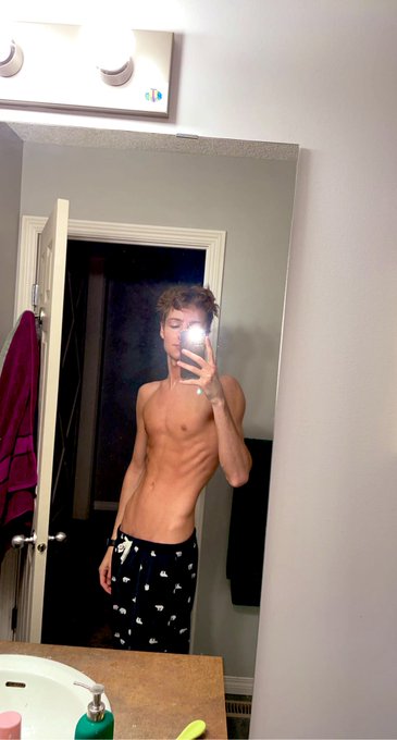 1 pic. I’m 6’2... anyone into tall guys? ? https://t.co/TVfMmCkACx