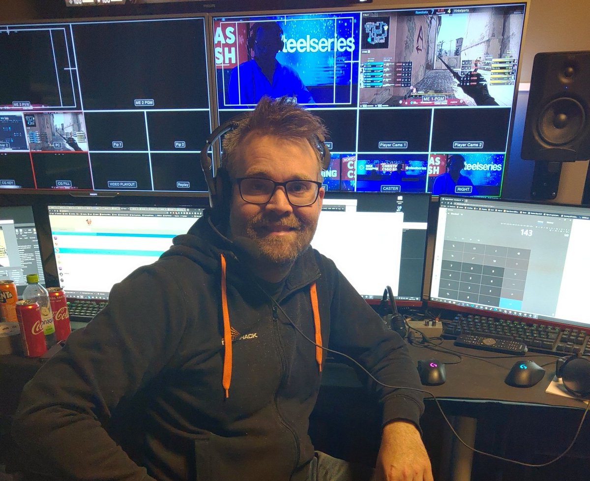 qruxel's tweet image. Doing the 143th (!) and final live production of the year! #ChristmasBash