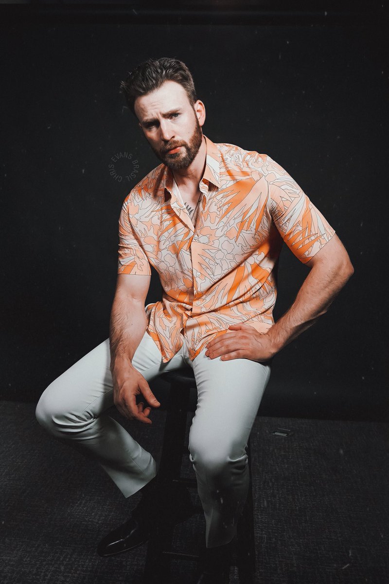 — JANEIRO • (03/01) Chris Evans foi um dos artistas presentes na edição da ‘W Magazine’ que celebrava as melhores performances do ano.