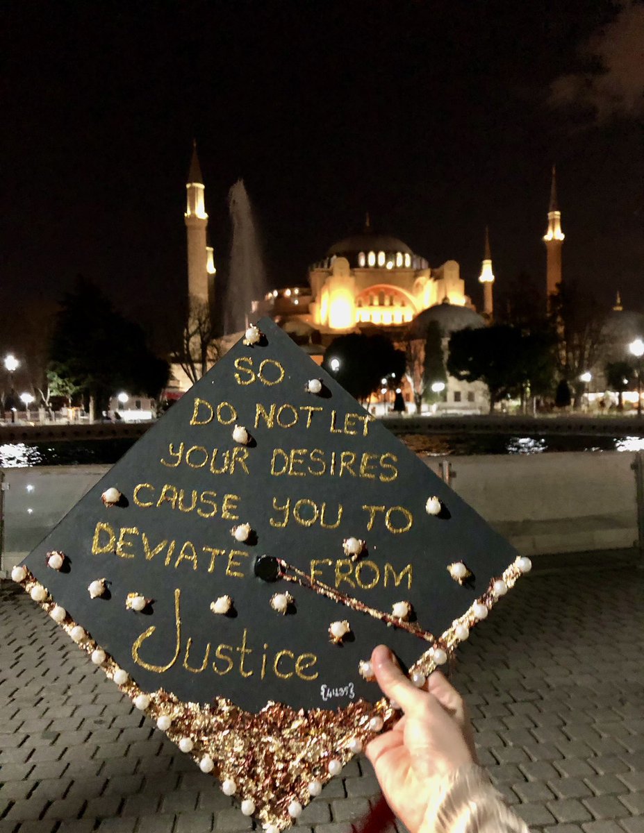 Arkadaşlar hukuk fakültesinden mezun oldum, Nisa Suresi 135. ayetin yer aldığı şöyle de bir kep yaptım. Hayırlı olsun favlarınızı alırım.

“Öyleyse siz hislerinize uyup adaletten ayrılmayın.” ⚖️🎓