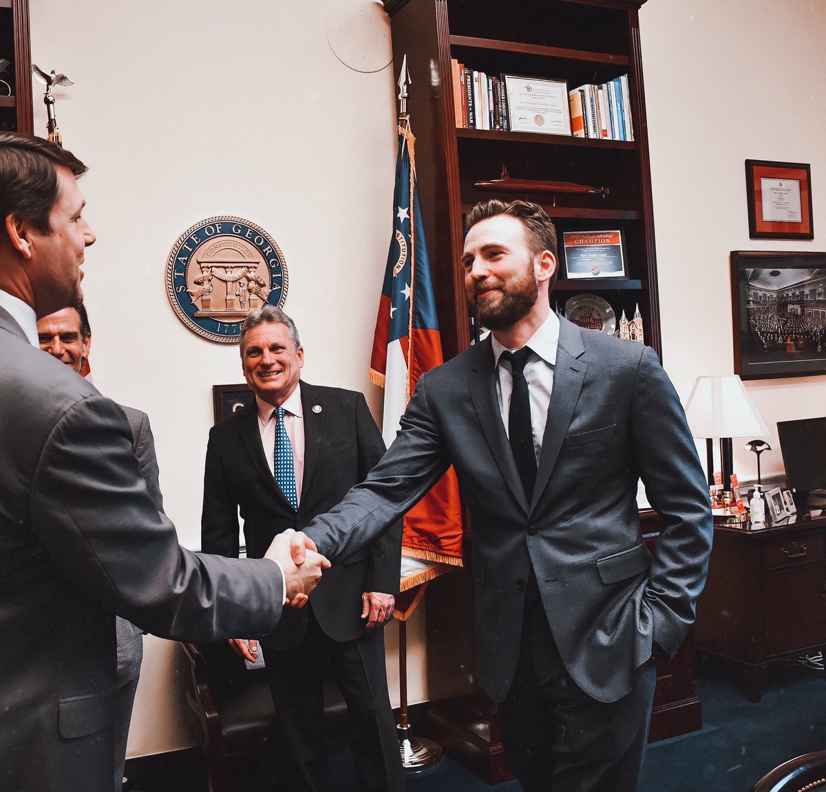 • EXTRA: No período do dia 28 de janeiro e 11 a 14 de fevereiro, Chris esteve em Washington DC entrevistando senadores para o seu site de engajamento cívico ‘A Starting Point’.