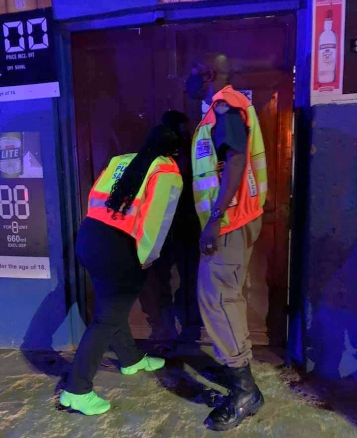 Loyiso_Masuku's tweet image. Tonight, we joined JMPD officers at Protea Avenue in Lenasia to monitor &amp;amp; ensure compliance in line with #level3lockdown regulations as announced by President Ramaphosa. Led by JMPD, the @CityofJoburgZA conducts  roadblocks from 9pm to 6am #StayAtHomeAndStaySafe  #WeServeJoburg