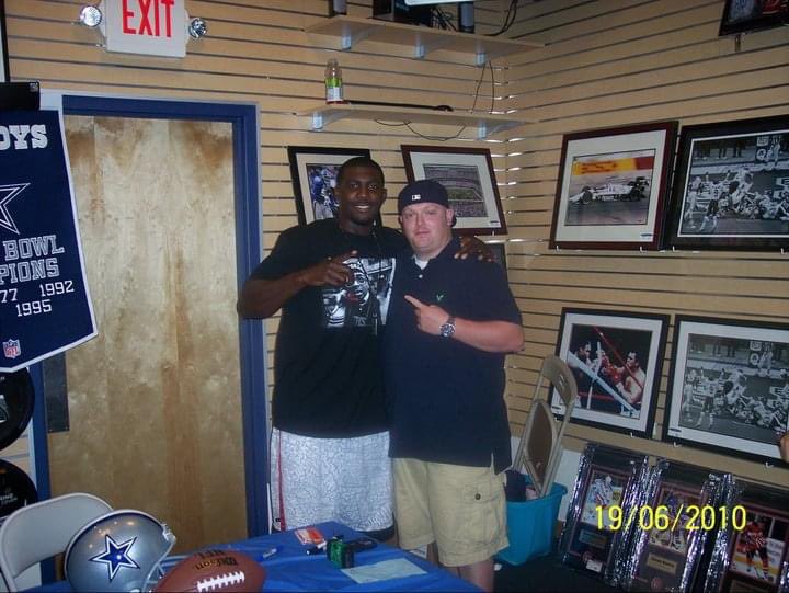 seaccord97's tweet photo. @DezBryant @Ravens Met Dez is rookie season. He missed his flight and was 3 hours late to the signing but he stayed to see everyone. Great dude glad he's a raven now. https://t.co/wt40tbC3JV