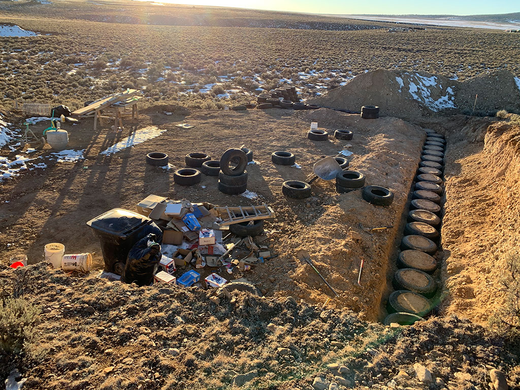 E4 Encounter Earthship. Back Tire Wall. Built into an earth slope. This Encounter Earthship has larger rooms. Available to buy. Contact Us if interested. Check link in Bio. :)
#offgrid #tirewall #earthship #biotecture #offgridliving