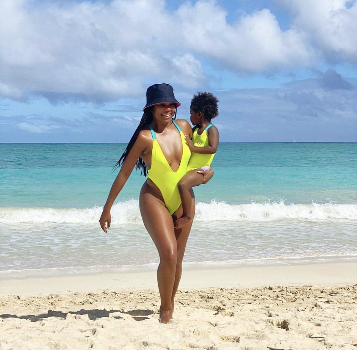 mefeater's tweet photo. Gabrielle Union and Kaavia twinning 💕 https://t.co/hUkuznZmd7