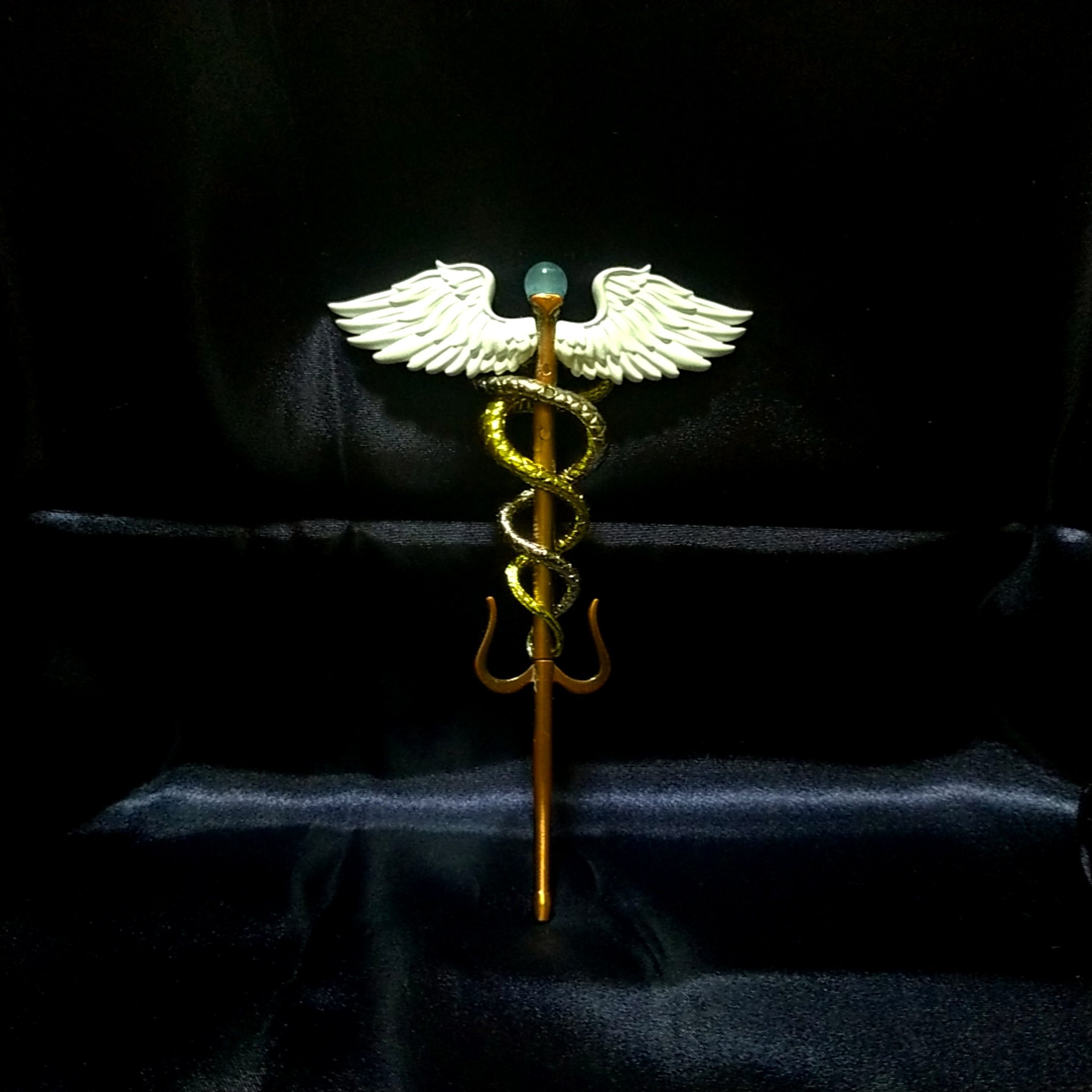 Newone En Twitter ドタ武器第九十六回は 伝説の武器マスコットより ケーリュケイオン ギリシャ神話に出てくる神ヘルメスの持ち物です 2匹の蛇が杖に巻き付き 杖頭にはヘルメスの翼が飾られています ダイキャスト製なので 重さ的に杖よりかは鈍器ですね Newone En Twitter ドタ武器第九十六回は 伝説の武器マスコットより ケーリュケイオン ギリシャ神話に出てくる神ヘルメスの持ち物です 2匹の蛇が杖に巻き付き 杖頭にはヘルメスの翼が飾られています ダイキャスト製なので 重さ的に杖よりかは鈍器ですね