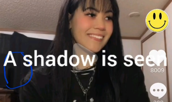 มีแอคเคาท์บน tiktok ชื่อ sittingandsmiling คือทุกๆคลิปของเธอคนนี้เธอจะนั่งนิ่งๆแล้วก็ยิ้มให้กับกล้อง ฟังดูเหมือนไม่มีอะไร แต่ชาวเน็ตพบว่าเธอคนนี้ได้บอกใบ้อะไรบางอย่างผ่านการใส่ตัวอักษรและการกระพริบตาในคลิปว่าเธออาจจะถูกลักพาตัวมาแล้วโดนบังคับให้ถ่ายคลิปแบบนี้! (1)