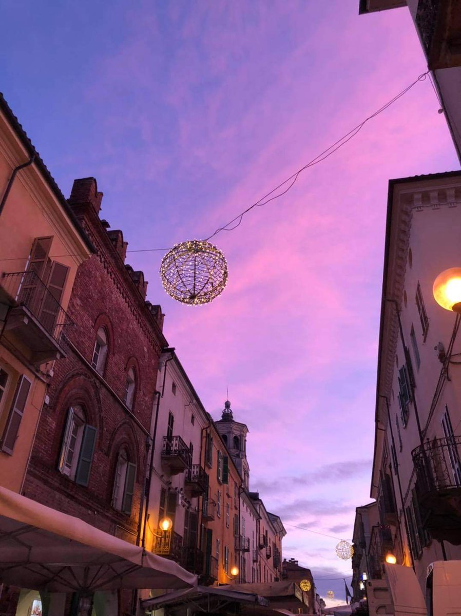 Cala la sera sul centro storico di #Fossano. 💜

📷 Repost IG @roxaninem 🙏
#visitfossano #visitpiemonte
#Italy ✨

@AtlCuneese @regionepiemonte
