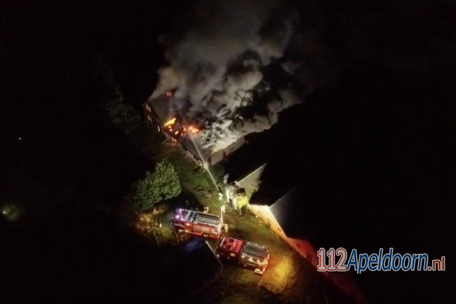 Woningbrand #Uddel vermoedelijk aangestoken, politie start uitgebreid onderzoek. 112Apeldoorn.