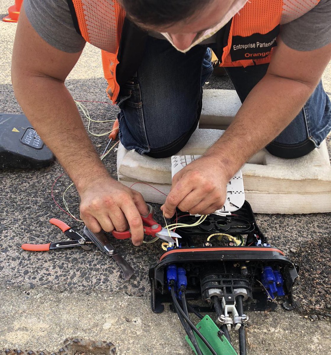Flochjf's tweet photo. Bravo aux équipes techniques d @OrangeOccitanie et partenaires  qui auront déployé cette année, malgré le Covid, plus de 260 000 prises #FTTH sur zones urbaines dites  #AMII. Peu ou prou l’équivalent de production des 3 années  2016 2017 2018. Belle fierté collective. #UIOC 🟧👍 https://t.co/BHi9sPvrKe