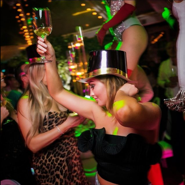 southbeachchefs's tweet photo. Experience the🥂 sophisticated🎉& lavish atmosphere✴️of the glamorous✨French Riviera✨upon entering a sumptuous & refined🎄decor for the “La Bella Vita” #NewYearsEve 2021🍾celebration @Villaazur😍#SouthBeach💃#MiamiBeach🌴Image: #VillaAzur🍸 https://t.co/SVTKOHYvGW👨🍳#MiamiLife😎 https://t.co/WDajMzEJo5